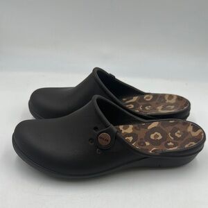 Crocs Tully II Women’s Mule Brown Comfort Clog Round Toe Size 8 Animal Print